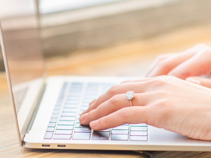 Hände auf einer Laptop-Tastatur
