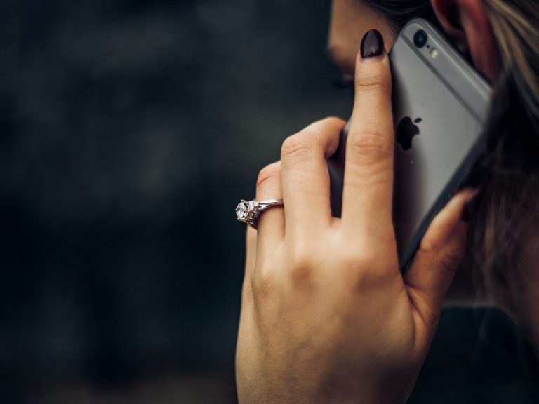 Frau beim Telefonieren mit einem Smartphone