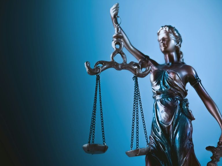 Justitia mit Waagschale und Schwert Foto: Sasun Bughdaryan/ unsplash